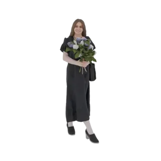 Modelo 3D de mulher sorridente em vestido escuro segurando um buquê de lilases roxos e brancos.