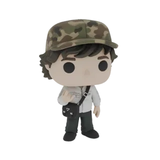 3D-Modell eines jungen Mannes mit Camouflage-Hut und schwarzer Umhängetasche im Stil einer Funko Pop-Sammlerfigur.
