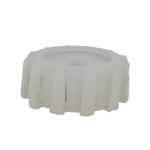 Modèle 3D de table ronde recouverte d'une nappe blanche et fluide, vue d'un angle légèrement élevé.