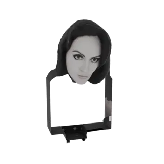Modelo 3D de rostro femenino estilizado con capucha oscura, mirando al frente con expresión dramática.