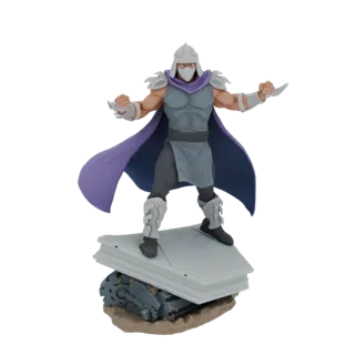 Modelo 3D de Shredder, o vilão das TMNT, em pose de batalha sobre uma base de plataforma quebrada, com capa roxa esvoaçante.