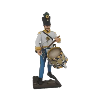 3D-Modell einer historischen Tambour-Figur in weiß-blauer Uniform, mit Trommelstöcken, die eine Trommel auf einer texturierte