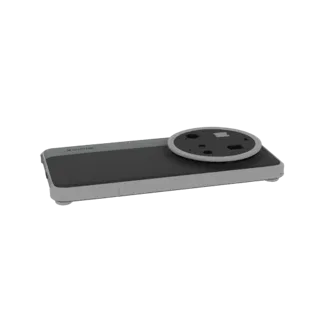 Modello 3D di una bilancia elettronica moderna con base rettangolare scura e piattaforma display circolare.