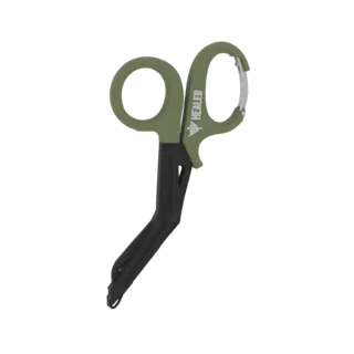Modelo 3D de tijeras tácticas de trauma verde oliva con hoja dentada y clip de mosquetón plateado, sobre fondo blanco.