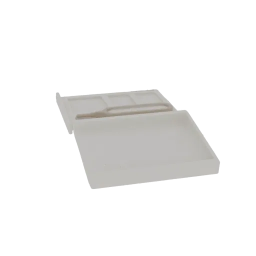 Render 3D di un vassoio in plastica bianca con tre scomparti e un piccolo attrezzo appoggiato all'interno.