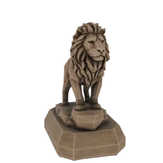 Un modello 3D low poly di un leone in piedi orgogliosamente su una base rocciosa, renderizzato in una tonalità marrone neutra