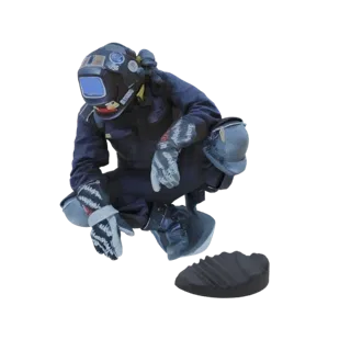 Modelo 3D de um soldador em traje e capacete de proteção azul escuro, agachado com uma base texturizada separada.