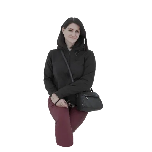 Modello 3D di donna con capelli scuri, che indossa felpa nera e pantaloni marroni, seduta con occhiali da sole in mano.