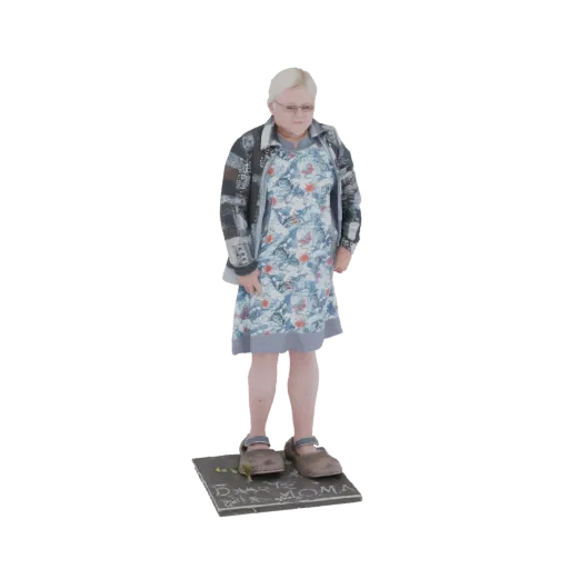 Modèle 3D d'une femme âgée portant une robe florale et un cardigan, debout sur une plaque avec une inscription à la craie.