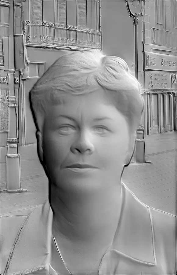 3D-Modell eines Frauen-Basreliefs im Mantel vor städtischer Straßenszene, Vorderansicht