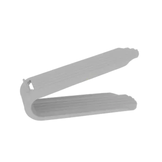 Un clip minimalista, gris claro, en forma de U para zapatero con superficies interiores acanaladas, mostrado sobre un fondo b