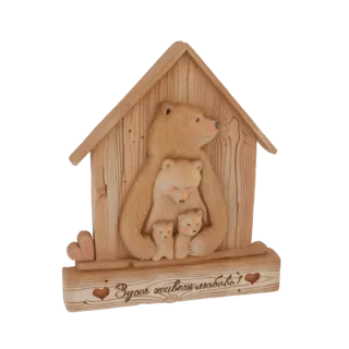 Modello 3D di un'orsa madre che abbraccia due cuccioli all'interno di una casa di legno rustica, con un'iscrizione in cirilli