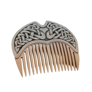 Modèle 3D d'un peigne en bois avec des sculptures complexes de nœuds celtiques sur le manche, sur fond blanc.