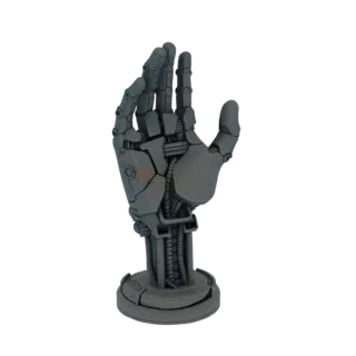 Modelo 3D de una mano robótica gris y futurista con dedos articulados, sobre una base mecánica, contra un fondo blanco.