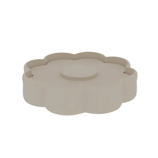 Un rendu 3D d'un moule à biscuit de couleur beige clair en forme de fleur festonnée avec un cercle central.