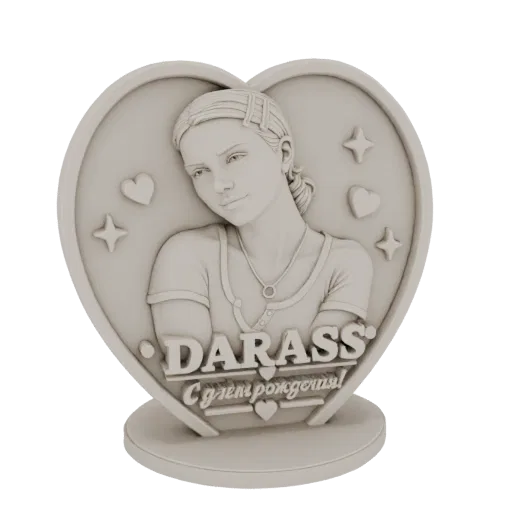 3D-Modell einer herzförmigen Reliefskulptur mit dem Porträt einer jungen Frau und den Texten 'DARASS' und 'Alles Gute zum Geb