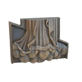 Modèle 3D d'un fragment architectural orné avec une base de nuages stylisés et une draperie fluide, rendu dans une finition b