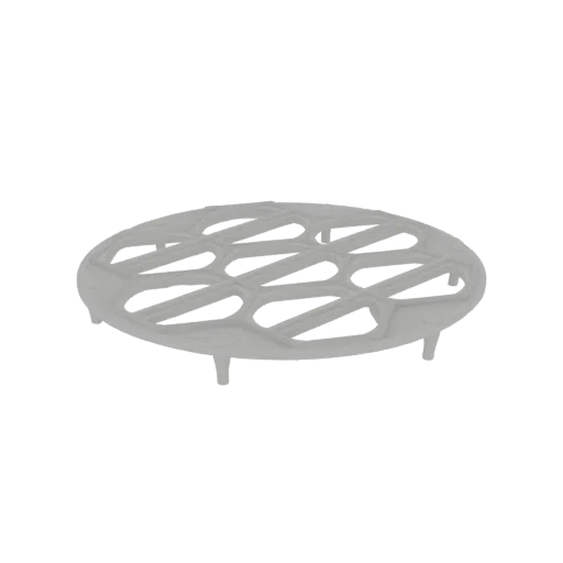 3D-Modell eines runden, hellgrauen Topfuntersetzers mit geometrischem Lochmuster und drei kurzen Füßen.