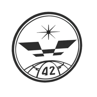 Render di modello 3D di un emblema in bianco e nero con stella, ali astratte e numero 42, all'interno di una cornice circolar