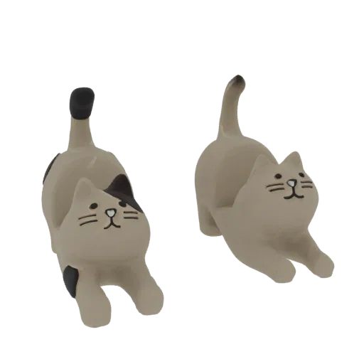 Due modelli 3D di gatti carini e chiari in posa di stretching, uno calico e uno color crema, su sfondo bianco.