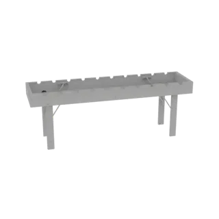Modelo 3D de un brasero parrilla rectangular largo con patas plegables, mostrado desde un ángulo lateral sobre un fondo blanc