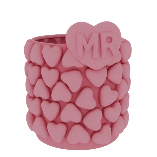 3D-Modell eines pinken Blumentopfs mit Herzformen, vorne mit einem größeren Herz mit 'MR'.