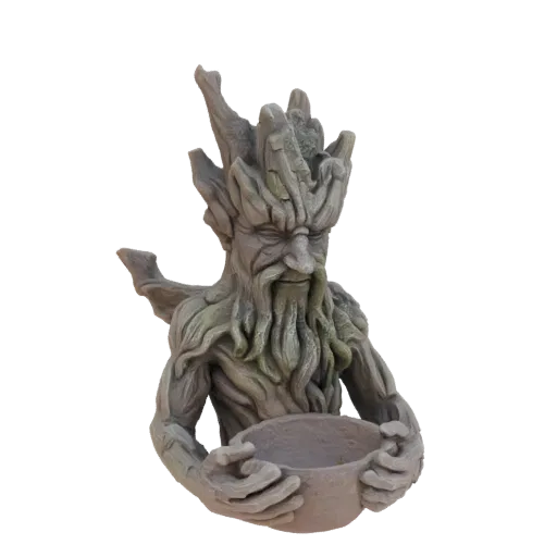 3D-Modell eines alten Baumgeistes mit texturierter Rindenkörper, langem Bart und Händen, die eine Pflanzenschale halten.