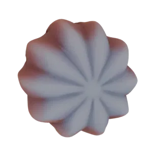 Rendu 3D d'un objet décoratif en forme d'étoile cannelée avec des pétales rayonnants et une finition gris clair mate.
