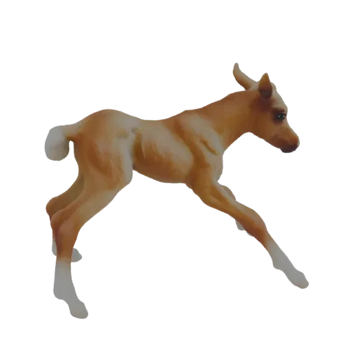 Ein realistisches 3D-Modell eines braunen Fohlens in einer dynamischen Galopppose vor weißem Hintergrund.