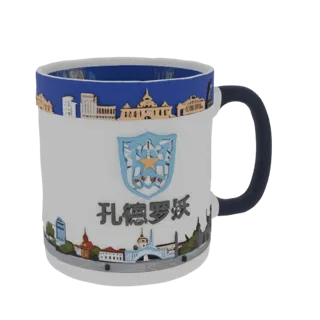 Modelo 3D de caneca com relevo do brasão e marcos da cidade de Kondrovo, sobre fundo branco