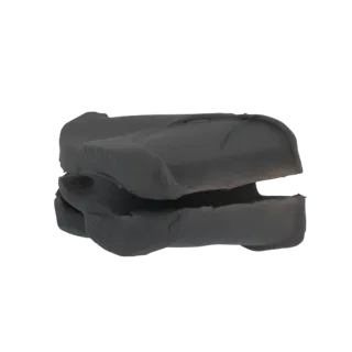 Una representación 3D de una escultura abstracta que se asemeja a arcilla gris oscuro, con líneas fluidas y superficies textu