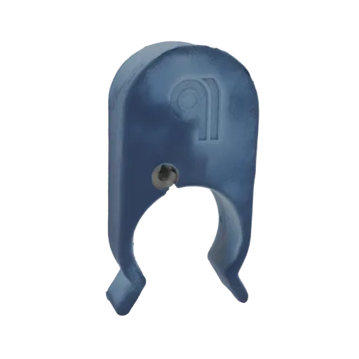 Modèle 3D d'un clip bleu avec un logo en relief et un petit détail métallique, présenté sur fond noir.