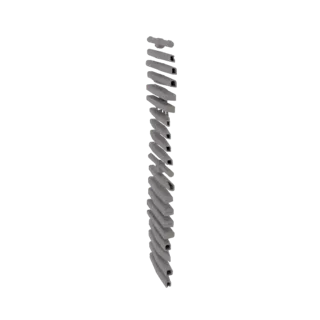 Modelo 3D de una escalera de caracol gris con peldaños rectangulares, vista de lado sobre un fondo blanco.