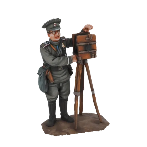 Modelo 3D de soldado alemán PGM con uniforme operando cámara vintage en trípode, sobre base texturizada.