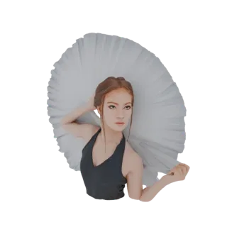 Modelo 3D de uma bailarina com cabelo castanho avermelhado, vestindo um collant preto e um grande tutu branco plissado, em po