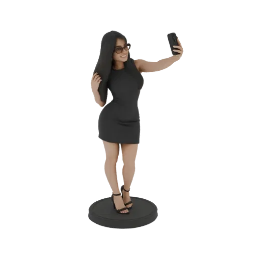 Modello 3D di donna in abito nero che tiene un telefono per scattarsi un selfie, in piedi su una base rotonda.