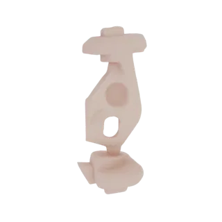Render 3D di una scultura geometrica astratta di colore chiaro con forme intrecciate e curve organiche, su sfondo bianco.