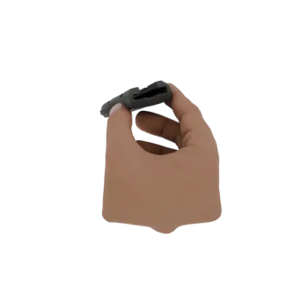Render 3D de una mano humana con textura de piel realista sosteniendo un componente electrónico pequeño y negro entre el pulg