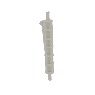 Un modello 3D di un componente di scala bianco con gradini interbloccanti visibili e una struttura leggermente curva, isolato