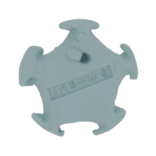 Un rendu 3D d'un emblème étoile bleu clair à cinq branches avec des symboles gravés complexes sur sa surface, sur fond blanc.