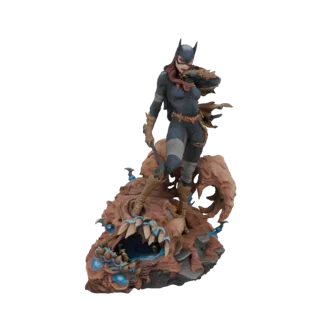3D-Modell von Batgirl in dunklem Kostüm steht auf einer braunen, monströsen Basis mit scharfen Zähnen und blauen leuchtenden