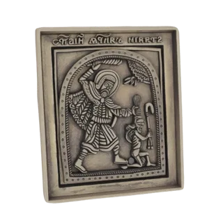 Modelo 3D de uma escultura em relevo retratando São Jorge matando um dragão, com texto cirílico acima.