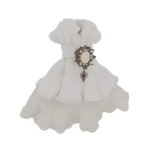 Modello 3D di portatovaglioli a forma di abito in pizzo bianco con spilla decorativa, che mostra strati arricciati e intricat