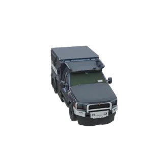 Render del modello 3D di un veicolo blindato di risposta della polizia grigio scuro con testo 'POLICE' sul lato, visto da un'