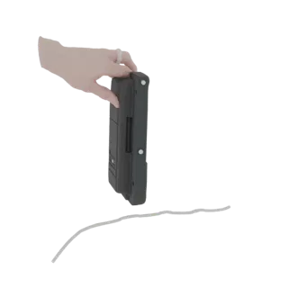 Un rendering 3D di una mano dalla pelle chiara con un anello, che tiene verticalmente un dispositivo elettronico nero.
