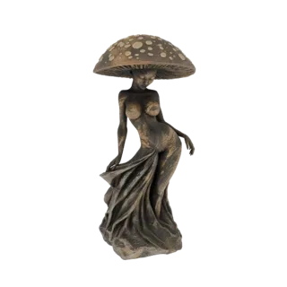 Modelo 3D de estátua Ninfa Cogumelo com adorno de cabeça de chapéu de cogumelo e tecido fluido, renderizado sobre fundo branc