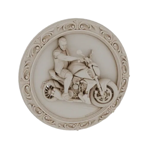 3D-Modell eines Mannes auf einem Motorrad, dargestellt auf einem ovalen Reliefschild mit verzierten Rahmen.