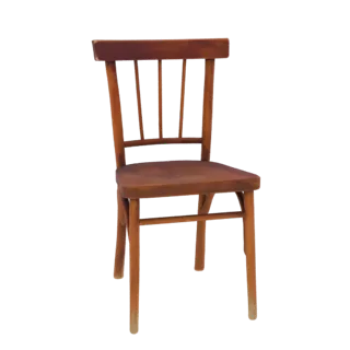 Ein 3D-Modell eines klassischen Holz-Café-Stuhls mit Lattenrückenlehne und warmer Holzoberfläche, präsentiert auf weißem Hint