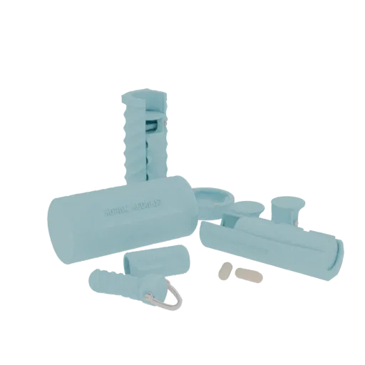 Una renderización 3D de un dispensador y cortador de pastillas azul claro, mostrando un dispensador cilíndrico y un dispositi
