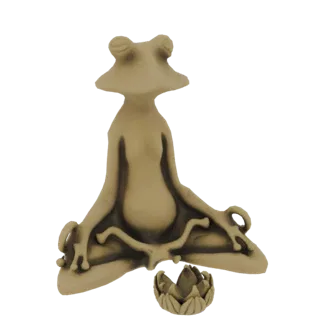 Un rendu 3D d'une statue de grenouille de couleur beige méditant en position du lotus, avec une petite fleur de lotus à sa ba